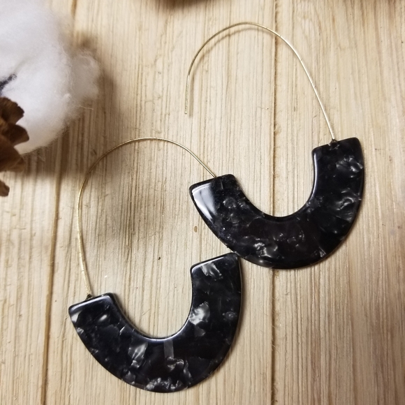 Beautiful crushed Black shell hook earrings - Picture 2 of 6